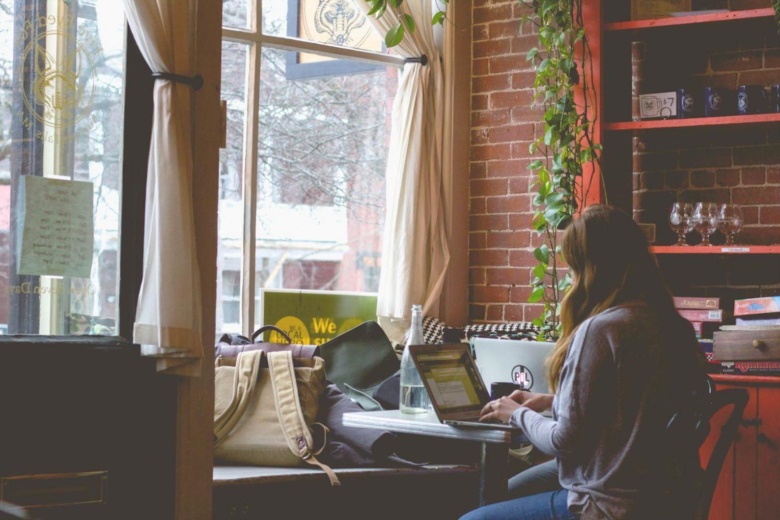 Participant suivant une formation pratique sur la gestion budgétaire
