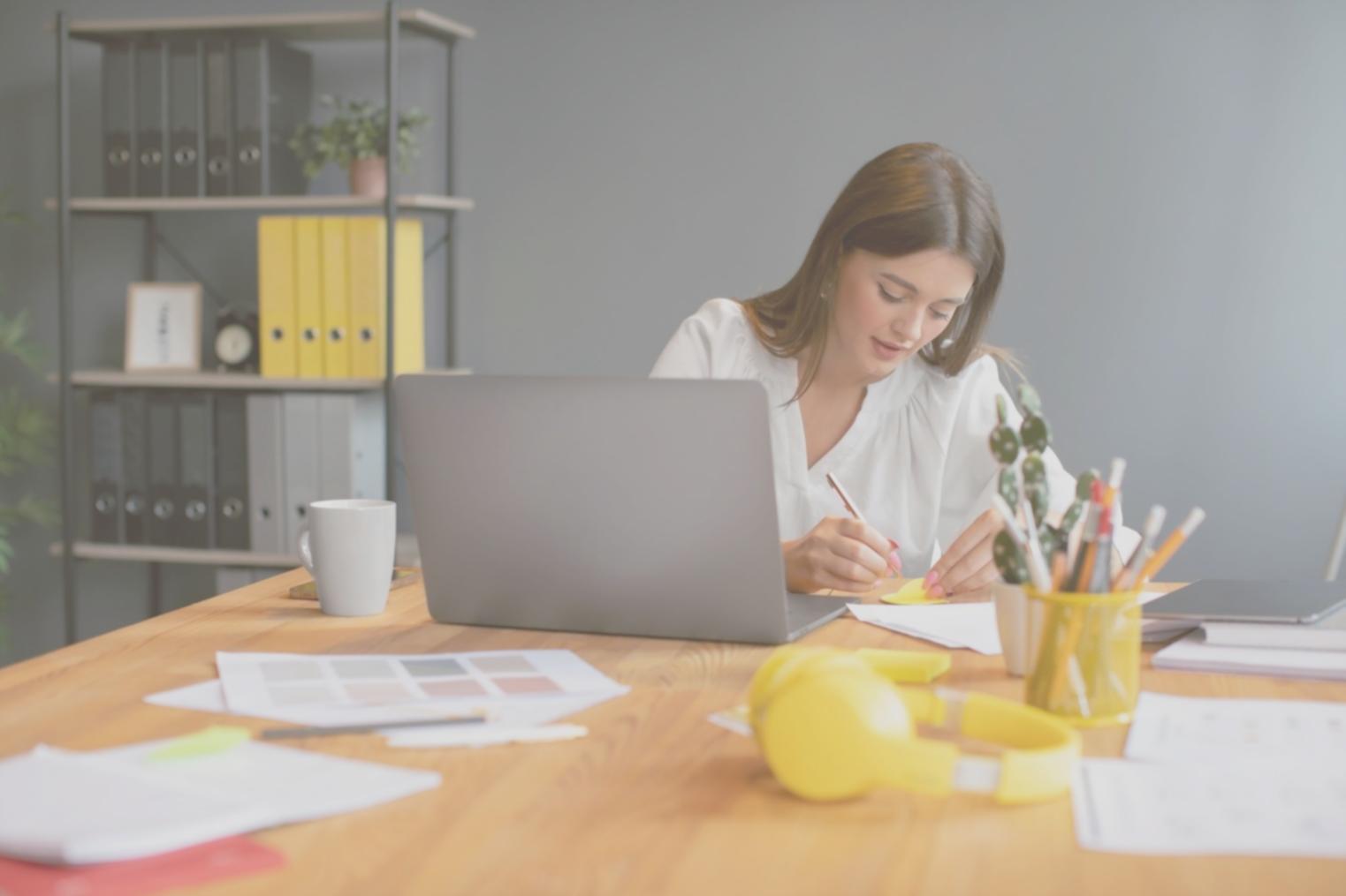 Espace de travail organisé avec cahier de notes et calculatrice pour gestion budgétaire